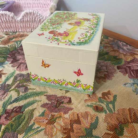 Vintage big eyed girl ballerina Jewelry Box with flowers & butterflies - Picture 7 of 13